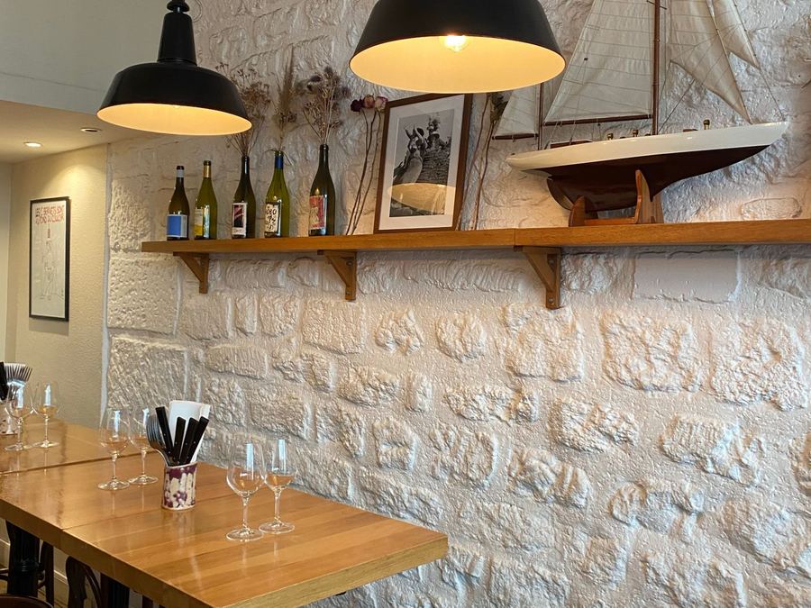 Mur en pierre et bouteilles de vin dans la salle