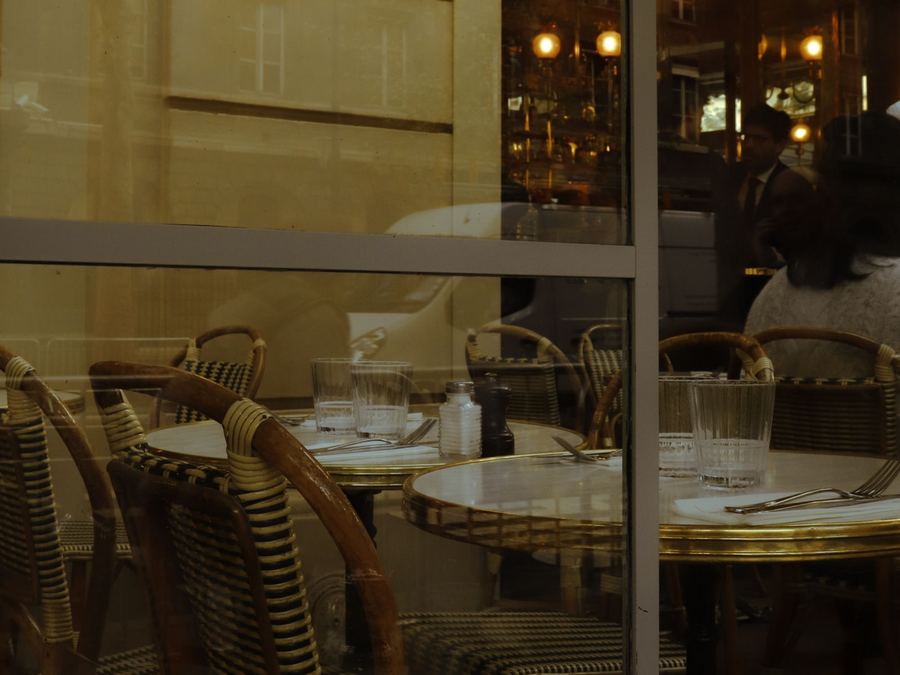 Salle du bistrot avec chaises en rotin