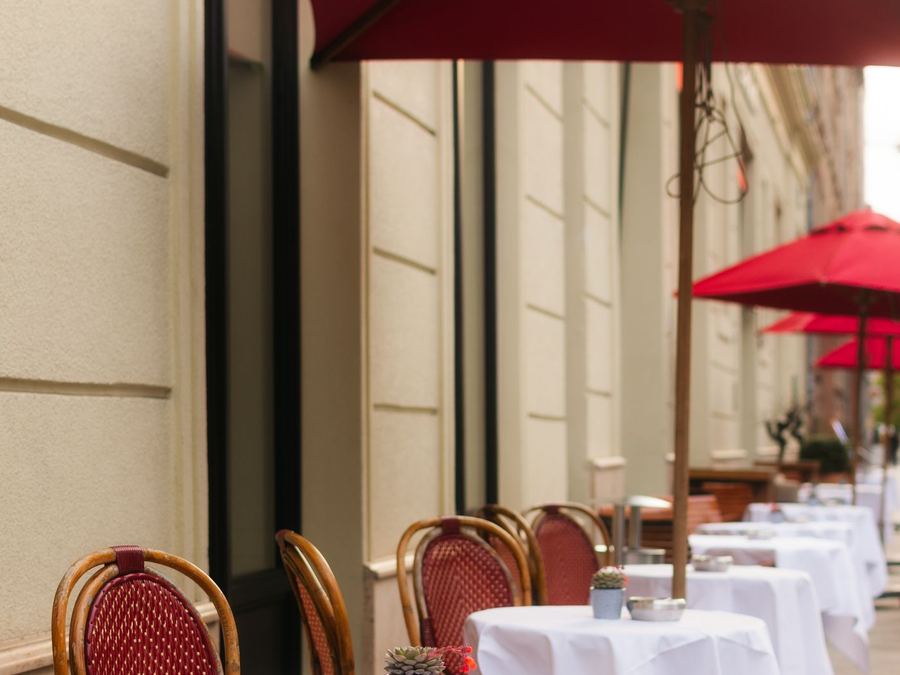 Terrasse avec parasols rouges