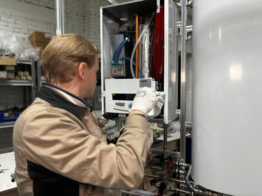Installation d'un chauffe-eau par un technicien