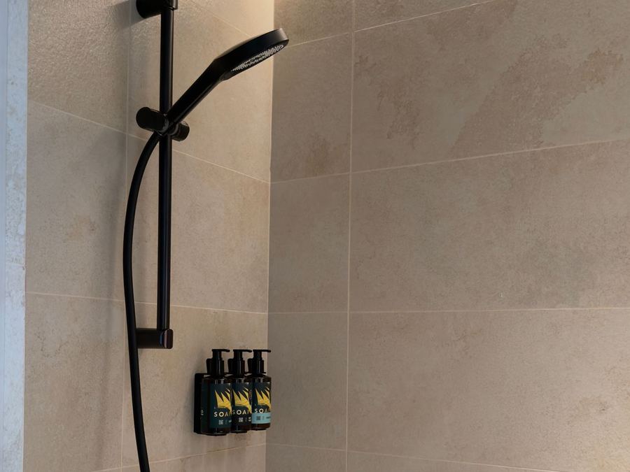 Pose d'une douche à l'italienne avec robinetterie noire mate