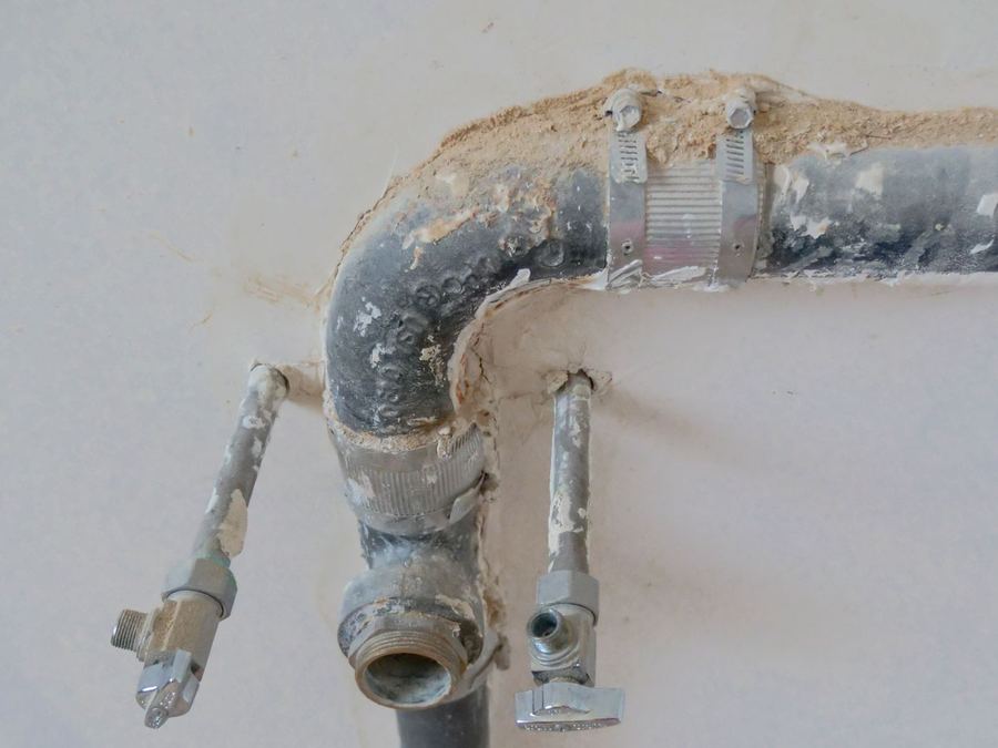 Réparation d'une fuite sur une arrivée d'eau