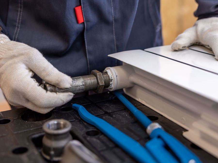 Installation sanitaire, raccordement d'un radiateur